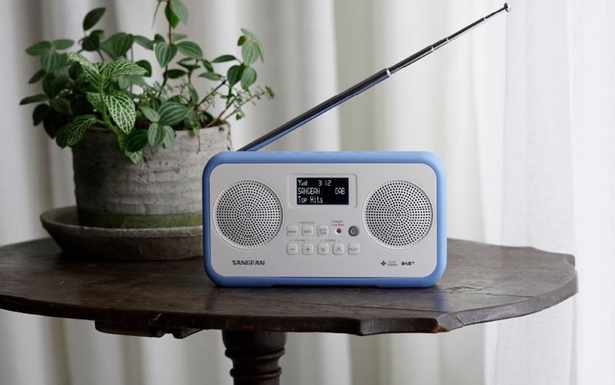 Sangean dab radio DPR77 hvit og blå Traveller 760 340077B