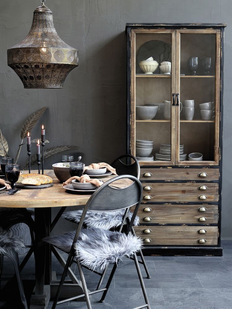Vitrineskap med 2 glassdører og 4 skuffer fra Chic Antique 4039424